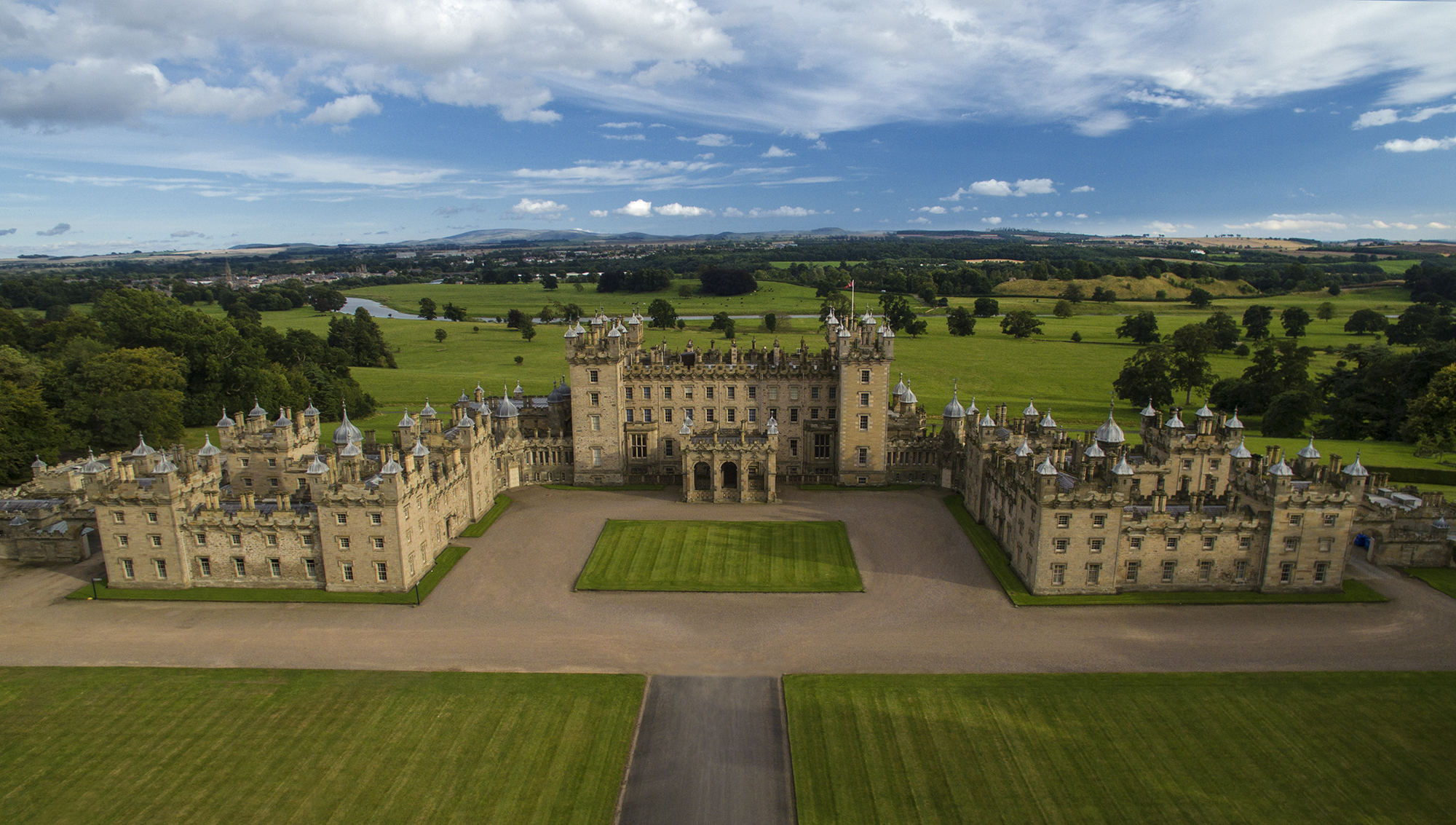 Дома герцогов. Floors Castle. Огромный замок. Самый большой замок в мире. Замок для велика велика.